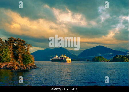 Le navire de croisière, le canal de l'est ancrée dans la forêt boréale, Sitka, Alaska, USA Banque D'Images