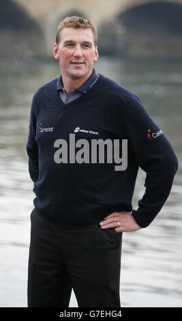 Matthew Pinsent, quatre fois médaillé d'or olympique, a annoncé sa retraite de l'aviron trois mois après son triomphe final à Athènes dans les fours sans coxin. Pinsent, qui a remporté trois de ses titres olympiques avec Sir Steven Redgrave, a décidé de ne pas essayer d'imiter l'exploit de son ancien partenaire de cinq golds successifs. Il a admis: «J'ai versé mon âme dans cette course à Athènes d'une manière que je ne peux pas décrire. Je pense que mon corps sait que c'est fait." Matthew Pinsent à côté de la Tamise à Henley après son annonce de sa retraite. Banque D'Images