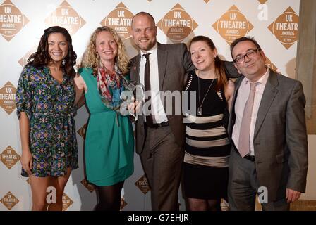 Producteurs de Dragon ayant reçu le prix du meilleur spectacle pour les enfants et les jeunes lors des UK Theatre Awards 2014 au Guildhall, Londres. Banque D'Images