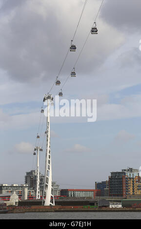 Le téléphérique Emirates Air Line va de la péninsule de Greenwich au sud-est de Londres jusqu'aux Royal Docks à l'est de Londres. Banque D'Images