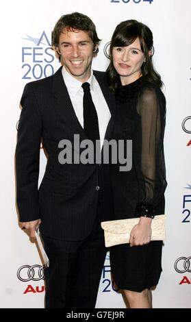 L'actrice Emily Mortimer avec son mari Alessandro Nivola, arrive à la première du film Beyond the Sea, jeudi 4 novembre 2004, qui s'est tenu au CineramaDome à Los Angeles. Banque D'Images