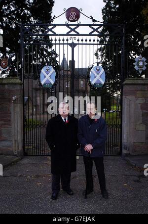 Rob Scott (à gauche), qui a un fils, Hamilton, et un petit-fils, Charles, à Black Watch, et James Buchanan (à droite), qui a deux fils à Black Watch, Craig et Garry, photographiés à l'extérieur des portes du quartier général du Black Watch Royal Highland Regimental au château Ballors de Perth.Trois membres de la Black Watch ont été tués hier en Irak par un kamikaze à un point de contrôle de véhicule le deuxième jour de leur déploiement controversé pour soutenir les troupes américaines au sud de Bagdad. Banque D'Images