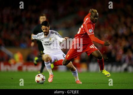 Mario Balotelli de Liverpool (à droite) est défié par le Real Madrid lors du match de l'UEFA Champions League, Groupe B à Anfield, Liverpool. Banque D'Images