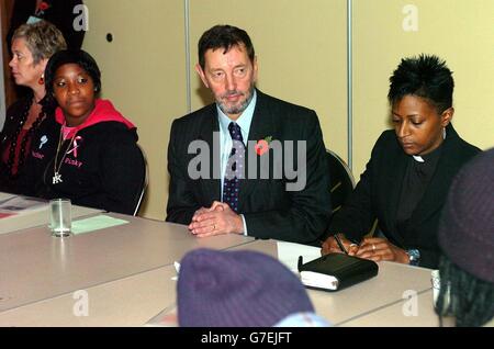 Le secrétaire à l'intérieur David Blunkett écoute les résidents locaux rassemblés au Chase Community Centre de St Ann, Nottingham, flanqué de Roxin Carathers (à gauche) et de Rev Anna Ratcliff (à droite). M. Blunkett a rencontré des membres de la communauté au centre, à quelques centaines de mètres du meurtre, le mois dernier, de la jeune fille de 14 ans Danielle Beccan, qui a été tuée sur son chemin à la maison depuis un salon de la funerie. Banque D'Images