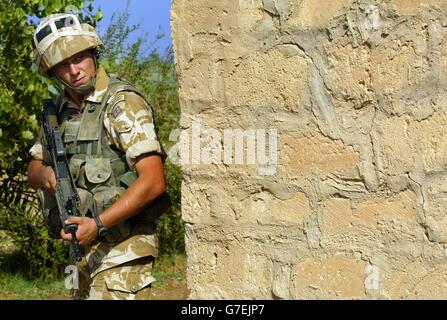 Un soldat d'Une compagnie de Black Watch en patrouille dans la région d'Ahmed Al Ahamadi près de Camp Dogwood, en Irak.Tous les soldats portent un casque après que trois soldats ont été tués hier dans une attaque suicide à un point de contrôle de véhicule. Banque D'Images