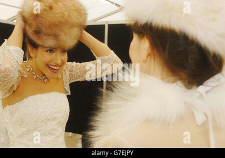Un mannequin porte une création du couturier R S Couture au premier Designer Wedding Show 2004 à Battersea Park à Londres. Le spectacle, qui s'ouvre aujourd'hui et se déroule jusqu'au dimanche, se compose de quatre défilés de mode quotidiens et présente des robes de créateurs, dont Bruce Oldfield et Basia Zarzycka. Banque D'Images