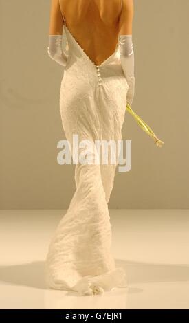 Un modèle porte une création de la designer de mode Anita Massarella au premier Designer Wedding Show 2004 à Battersea Park à Londres.Le spectacle, qui s'ouvre aujourd'hui et se déroule jusqu'au dimanche, se compose de quatre défilés de mode quotidiens et présente des robes de créateurs, dont Bruce Oldfield et Basia Zarzycka. Banque D'Images
