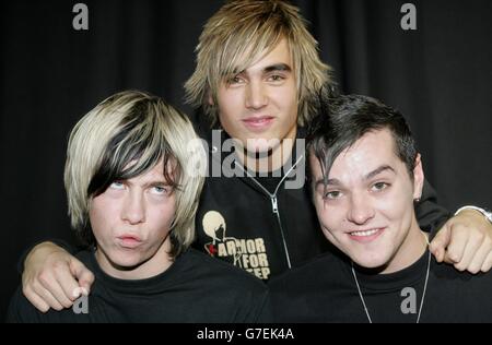 (De gauche à droite) James Bourne, Charlie Simpson et Matt Willis, du groupe pop, se sont mis à l'affiche lors de la première projection mondiale de leur nouvelle série « America or Busted » à Rouge, sur Charing Cross Road, dans le centre de Londres.La série à venir, qui sortira sur MTV le 25 novembre, est un récit spontané à vol sur le mur de la récente tentative de brisés de briser l'Amérique. Banque D'Images