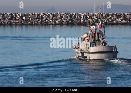 Une vedette de la marine est vue dans le port d'Ensenada au Mexique le 21 novembre 2015 à Ensenada, Mexique Banque D'Images