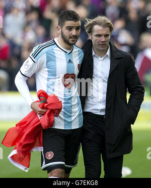Alim Ozturk de Hearts (à gauche) célèbre avec son Manager Robbie Neilson (à droite) à la fin du match du championnat écossais à Easter Road, Édimbourg. Banque D'Images