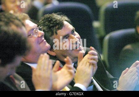 Le chancelier Gordon Brown écoute Nicolas Sarkozy, ministre français des Finances lors de la Conférence annuelle de la CBI à Birmingham. Banque D'Images