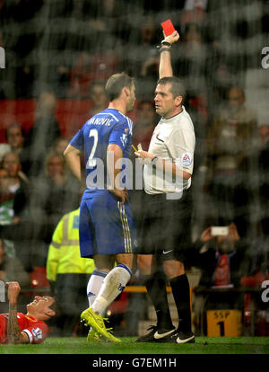 Branislav Ivanovic, de Chelsea, est présenté le carton rouge par l'arbitre Phil Dowd lors du match de la Barclays Premier League à Old Trafford, Manchester. Banque D'Images