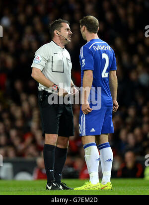 L'arbitre Phil Dowd (à gauche) a des mots avec Branislav Ivanovic de Chelsea avant de lui montrer la carte rouge lors du match de la Barclays Premier League à Old Trafford, Manchester. Banque D'Images