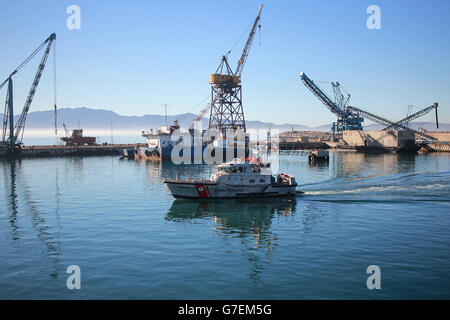 Une vedette de la marine est vue dans le port d'Ensenada au Mexique le 21 novembre 2015 à Ensenada, Mexique Banque D'Images