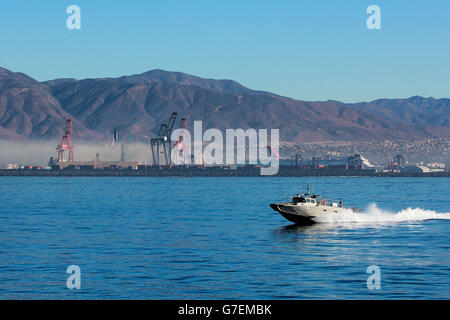 Une vedette de la marine est vue dans le port d'Ensenada au Mexique le 21 novembre 2015 à Ensenada, Mexique Banque D'Images