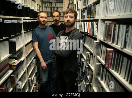 (De gauche à droite) les employés du magasin de location de films laser dans le centre-ville de Dublin, Gerrard Morgan, Joe Murray et Peter Dunne se préparent pour une vente finale. Banque D'Images