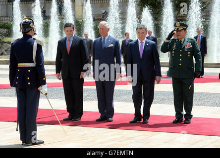 Le prince de Galles inspecte la garde tandis que lui et la duchesse de Cornwall reçoivent un accueil officiel du président Juan Manuel Santos et de sa femme Maria au Palais présidentiel de Bogota, en Colombie, le deuxième jour de leur visite en Colombie et au Mexique. Banque D'Images