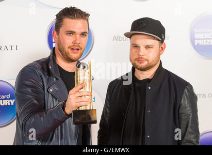 Mike Kerr (à gauche) et Ben Thatcher de Royal Blood arrivent pour la cérémonie du Mercury Music Prize 2014 au Roundhouse de Camden, au nord de Londres. Banque D'Images