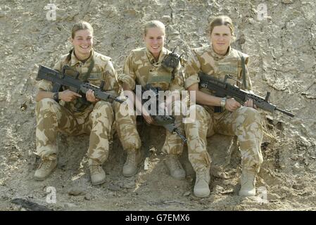 USAGE À L'ÉTRANGER SEULEMENT : lance Corporals (de L à R) Jennifer Harris, Lisa Newburn et Gill Burton à une base opérationnelle à l'est de l'Euphrate, en Irak. Banque D'Images