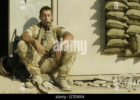 USAGE À L'ÉTRANGER SEULEMENT : les Écossais privés de la Black Watch, situés à une base opérationnelle à l'est de l'Euphrate, en Irak, fume un cigare pendant un répit. Banque D'Images