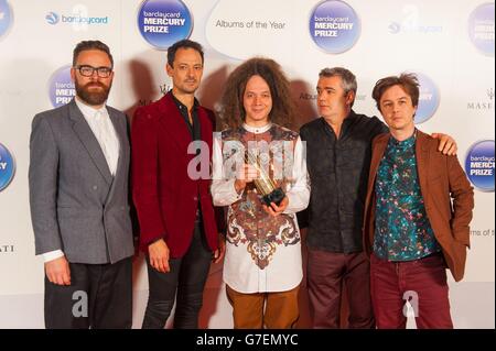 (De gauche à droite) Tom Herbert, Pete Wareham, Seb Rochford, Mark Lockheart et Leafcutter John (John Burton) du groupe Polar Bear, arrivant pour la cérémonie du prix Mercury Music 2014 au Roundhouse de Camden, dans le nord de Londres. Banque D'Images