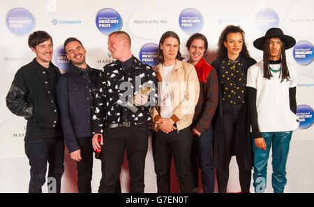 Jungle arrivant pour la cérémonie du Mercury Music Prize 2014 au Roundhouse de Camden, dans le nord de Londres. Banque D'Images