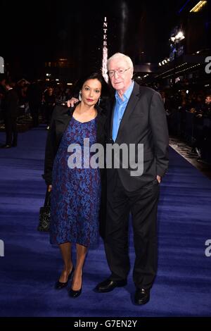 Sir Michael Caine et son épouse Shakira arrivent à Odeon Leicester Square, dans le centre de Londres, pour la première européenne du film, interstellaire. Banque D'Images