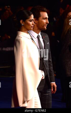 Matthew McConaughey et Camila Alves arrivent à Odeon Leicester Square dans le centre de Londres pour la première européenne du film, interstellaire. Banque D'Images