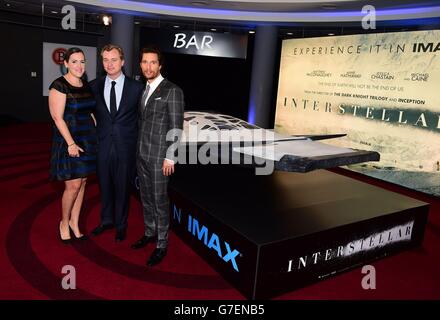 (De gauche à droite) Emma Thomas, Christopher Nolan et Matthew McConaughey assistent à une première d'interstellaire au cinéma BFI Imax de Londres. Banque D'Images