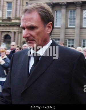 L'ancien joueur de Liverpool Phil Thompson arrive à la cathédrale de Sheffield où les funérailles d'Emlyn Hughes ont eu lieu. L'ancien capitaine de Liverpool et d'Angleterre est décédé la semaine dernière d'une tumeur du cerveau âgée de 57 ans. Banque D'Images