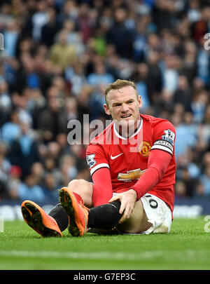 Wayne Rooney, de Manchester United, tient sa jambe après avoir heurt Joe Hart, de Manchester City, lors du match de la Barclays Premier League au Etihad Stadium, à Manchester. APPUYEZ SUR ASSOCIATION photo. Date de la photo: Dimanche 2 novembre 2014. Voir PA Story FOOTBALL Man City. Le crédit photo devrait indiquer Martin Rickett/PA Wire. . . Banque D'Images