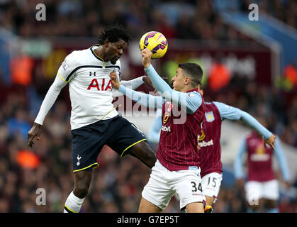 Emmanuel Adebayor de Tottenham Hotspur lutte pour le ballon avec Matthew Lowton de Aston Villa lors du match de la Barclays Premier League à Villa Park, Birmingham. Banque D'Images