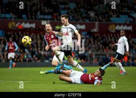 Ryan Mason de Tottenham Hotspur surmonte un défi lancé par Matthew Lowton de Aston Villa lors du match de la Barclays Premier League à Villa Park, Birmingham. Banque D'Images