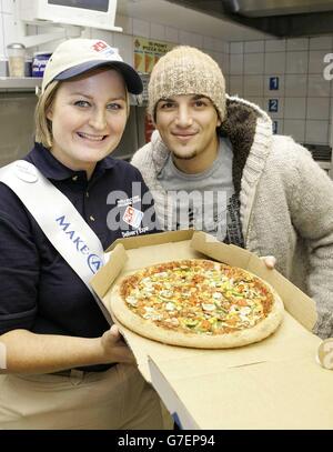 Tentative de livraison de nourriture la plus éloignée du monde.Peter Andre supervise la réalisation du suprême végétarien record à Domino's Pizza sur Cavendish Terrace, à Feltham, Londres.La pizza doit être livrée aux voisins de Ramsay Street, Melbourne, Australie par Lucy Clough (en photo avec Peter).Tous les fonds recueillis par l'événement seront donnés pour faire Un Wish Foundation. Banque D'Images