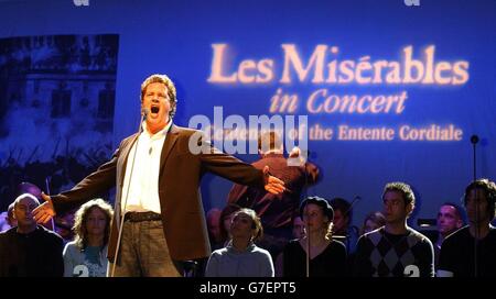 Michael ball, qui joue Jean Valjean dans la célèbre comédie musicale les Miserables, lors d'une répétition complète à la chambre de Waterloo du château de Windsor. La reine Elizabeth II de Grande-Bretagne accueillera ce soir un banquet d'État au château pour le président Chirac de France, avant lequel la troupe du West End interprétera des chansons de l'ensemble musical pendant la période révolutionnaire française. Banque D'Images