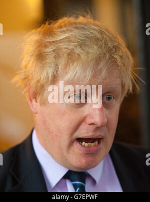 Le maire de Londres Boris Johnson se rend au café Kaffine, dans le centre de Londres, pour annoncer un nouveau taux pour le salaire de la vie à Londres. Banque D'Images