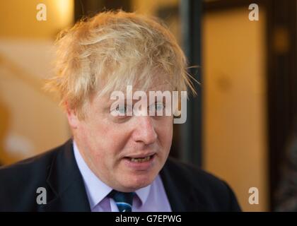 Le maire de Londres Boris Johnson se rend au café Kaffine, dans le centre de Londres, pour annoncer un nouveau taux pour le salaire de la vie à Londres. Banque D'Images