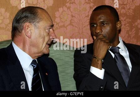 Jacques Chirac répond à Patrick Vieira - La résidence de l'ambassadeur français à Londres Banque D'Images