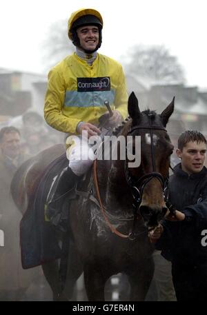 Birch argenté gagne à Aintree.Jockey Ruby Walsh après avoir porté Silver Birch à la victoire dans le Totesport Becher handicap Chase à Aintree, Liverpool. Banque D'Images