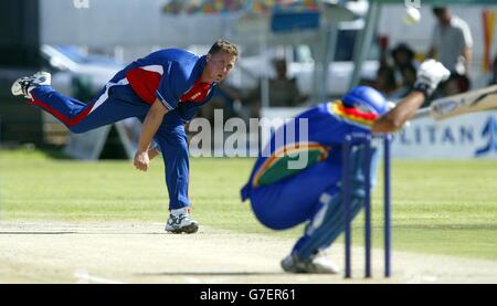 Le batteur d'Angleterre Darren Gough livre au batteur J.B. Burger pendant le match à Windhoek, Namibie. L'Angleterre jouera une série d'une journée contre le Zimbabwe à partir de la semaine prochaine. Banque D'Images