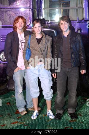 (De gauche à droite) Rupert Grint (Ron), Emma Watson (Hermione) et Daniel Radcliffe (Harry) arrivent pour la soirée mondiale de lancement de DVD et VHS de Harry Potter et le prisonnier d'Azkaban, au Middle Temple dans le centre de Londres. Banque D'Images