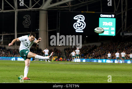 Jonathan Sexton, de l'Irlande, fait une conversion lors du match de la Guinness Series au stade Aviva, à Dublin, en Irlande. Banque D'Images