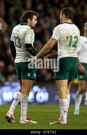 Rugby Union - Guinness Series 2014 - Irlande / Afrique du Sud - Aviva Stadium.Jared Payne en Irlande (à gauche) et Robbie Henshaw pendant le match de la Guinness Series au stade Aviva, Dublin, Irlande. Banque D'Images