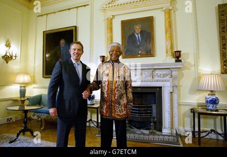 L'ancien président sud-africain Nelson Mandela (R) rencontre le Premier ministre britannique Tony Blair (L) au 10 Downing Street à Londres, le 26 novembre 2004. VOIR PA STORY POLITICS MANDELA:PA PHOTO NICOLAS ASFOURI /AFP WPA/POOL Banque D'Images