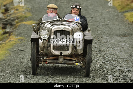 Richard Houlgate dans son Austin 7 de 1939, alors que des voitures d'époque grimpent sur la montagne emblématique de Lakeland, serpentant sur 2,100 l'une des routes les plus abruptes d'Angleterre et passant devant la mine Honister Slate à Cumbria dans le cadre de la spectaculaire épreuve de l'automobile. Banque D'Images