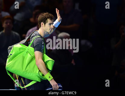 Andy Murray, en Grande-Bretagne, se promène en dehors du terrain après avoir perdu devant Kei Nishikori, au Japon, lors des finales du Barclays ATP World Tour à l'O2 Arena de Londres. Banque D'Images