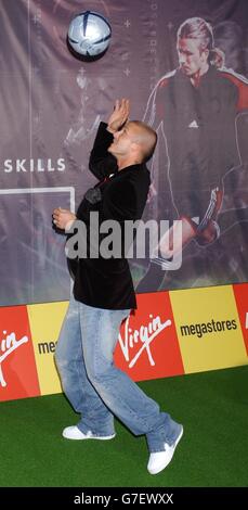 David Beckham montre ses talents de footballeur, lors d'une présentation en magasin à Virgin Megastore sur Oxford Street, dans le centre de Londres, pour signer des copies de son DVD officiel de formation, « Really Bend it like Beckham ». Banque D'Images