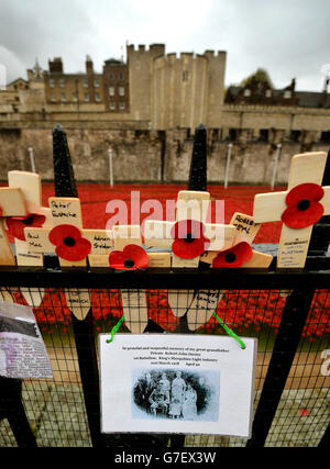 Des croix sont laissées sur les rails au-dessus des coquelicots dans les douves de la Tour de Londres, alors que les travaux ont commencé à démanteler l'installation des « terres balayées par le sang et des mers de Rouge », qui a capturé l'imagination de la Grande-Bretagne alors qu'elle commémorait le centenaire de la première Guerre mondiale. Banque D'Images