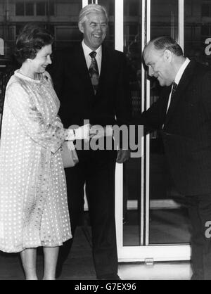 La reine Elizabeth II tremble la main avec Robert Muldoon, premier ministre de la Nouvelle-Zélande, sous la surveillance du haut commissaire Leslie Gandar. Une réception a eu lieu à New Zealand House à Haymarket pour marquer l'arrivée à Londres de la première cargaison réfrigérée d'agneau néo-zélandais il y a 100 ans. Banque D'Images