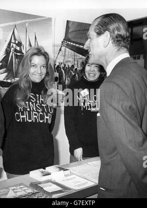 Le duc d'Édimbourg discute avec Tina Pedder (l) et Joy Wayman sur le stand de la Sail Training Association, dont il est un patron, lors de sa visite du salon nautique à Earls court, Londres.*numérisation basse résolution à partir de l'impression, haute résolution disponible sur demande* Banque D'Images